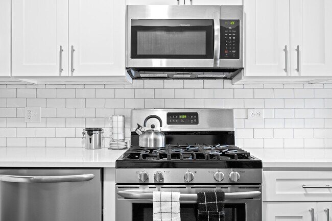 Kitchen - 2531 N Harding Ave