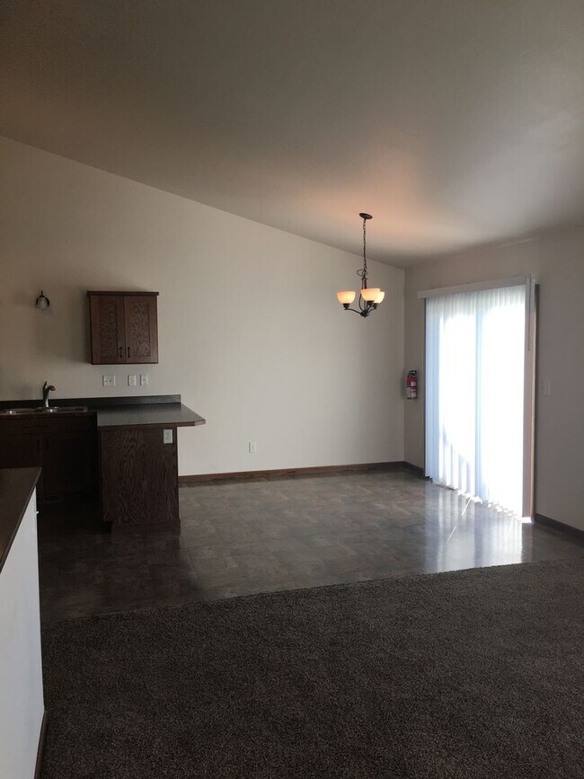 Building Photo - 3 Bed 3 Bath Twin Home