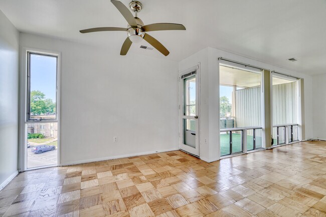 Foto del edificio - 7308 Donnell Pl