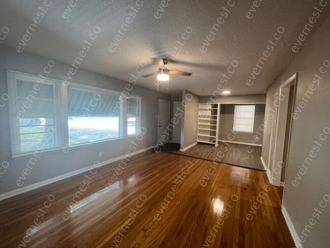 Foto del edificio - 4801 West St