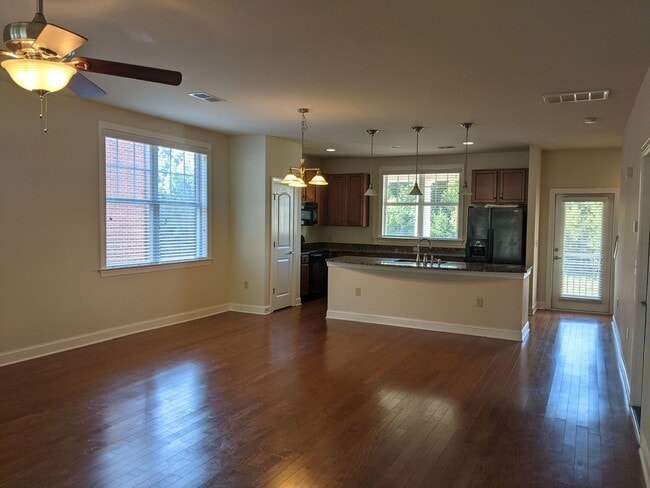 Foto del edificio - 3 Bedroom End Unit with Garage!