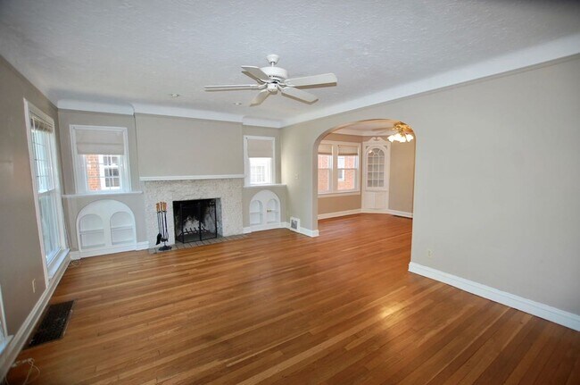 Building Photo - Pristine first floor unit!