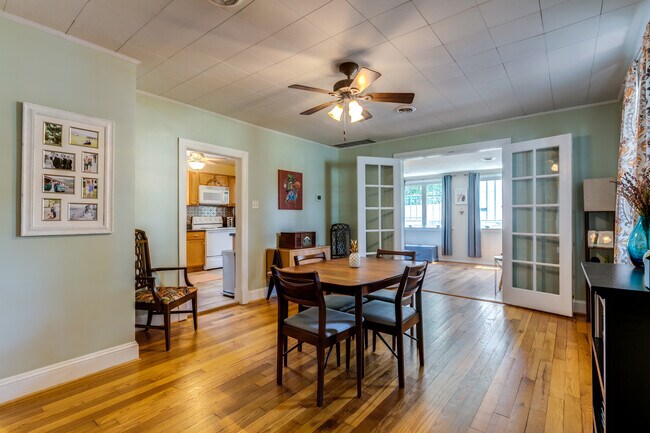 Building Photo - 2401 Salua Dr