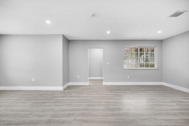 Building Photo - 645 NE 149th St