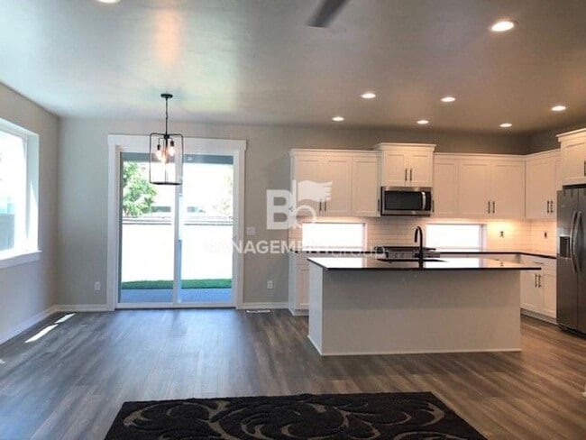 Building Photo - Luxurious Newer Home Located in South Hill...