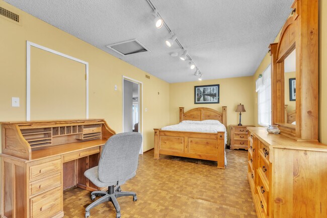 Foto del edificio - 6630 Lindbrook Way