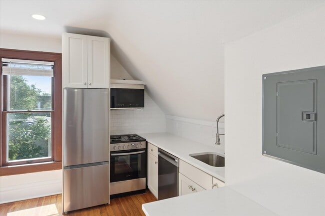 Building Photo - Fully Renovated 1 Bedroom 1 Bath Apartment...