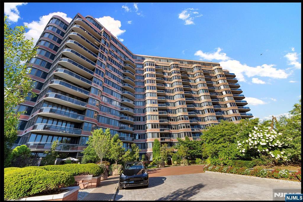 Primary Photo - 100 Carlyle Dr