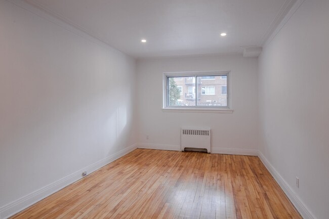 Building Photo - 4585 Av. Dupuis