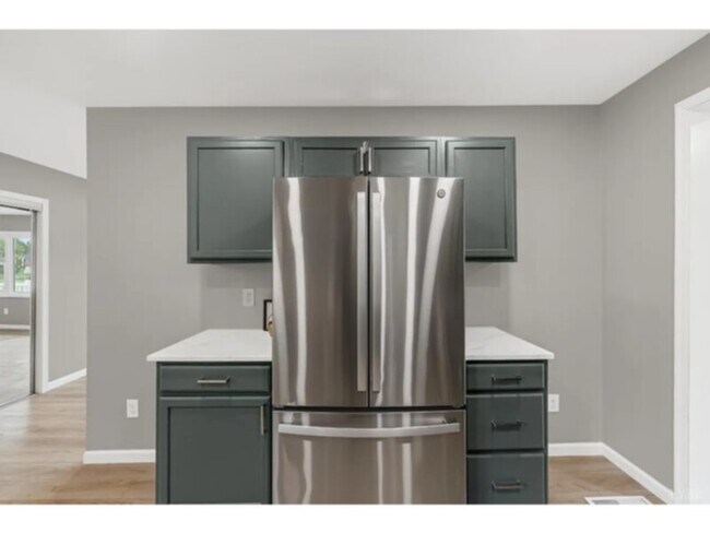 Building Photo - 3 Bedroom 1 Bathroom