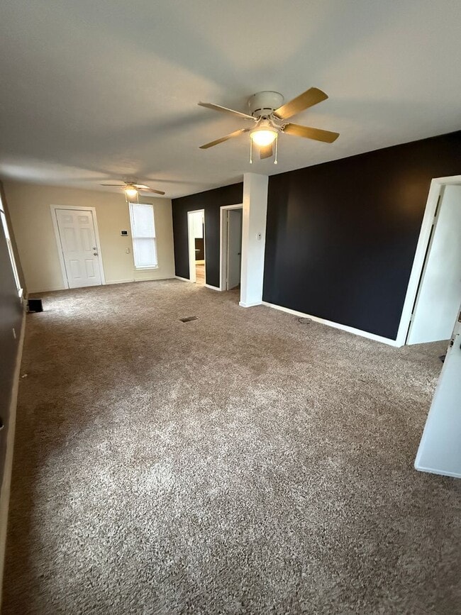 Foto del edificio - 2 bedroom/1 bath house with 2 car garage