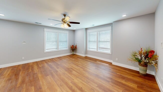 Building Photo - FA1315 18BR TRIPLEX (6/6/6)