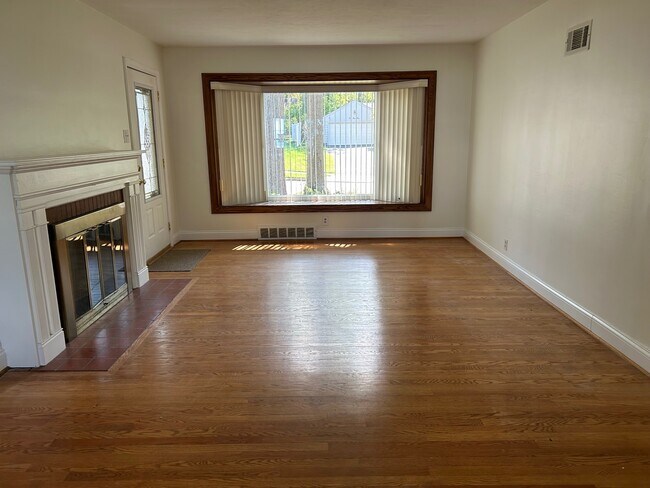 Living room - 117 Morningside Dr