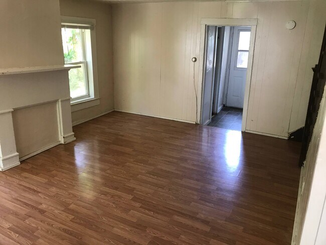 Front room - 2 - 8 Mound St
