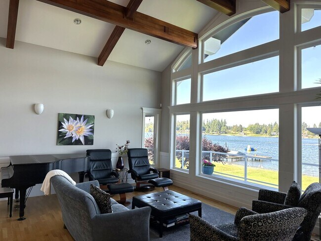 Foto del edificio - Lakefront Living at Its Best!