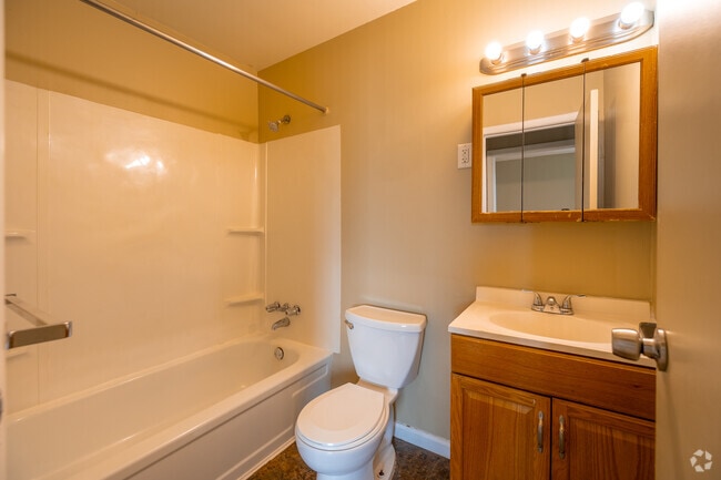 3BR Full Bathroom - Forest Hills Apartments