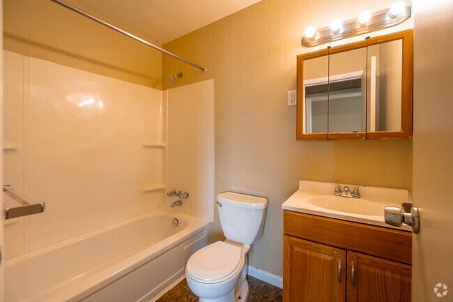 Baño completo de 3BR - Forest Hills Apartments