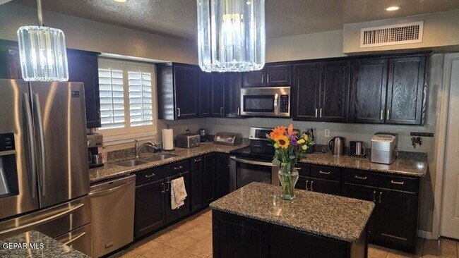 Foto del edificio - 10557 Breezeway Ave