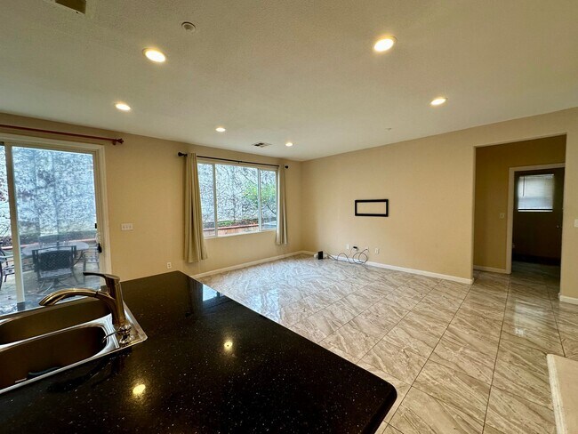 Building Photo - Bright 4 Bedroom 3 Bathroom Union City!!