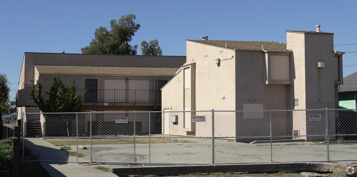 Primary Photo - 6921 Fresno St