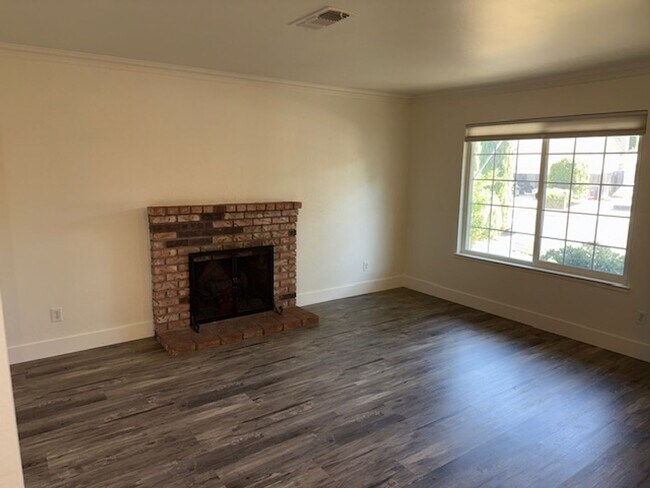 Foto del edificio - Wonderful 4 bedroom single story with sola...