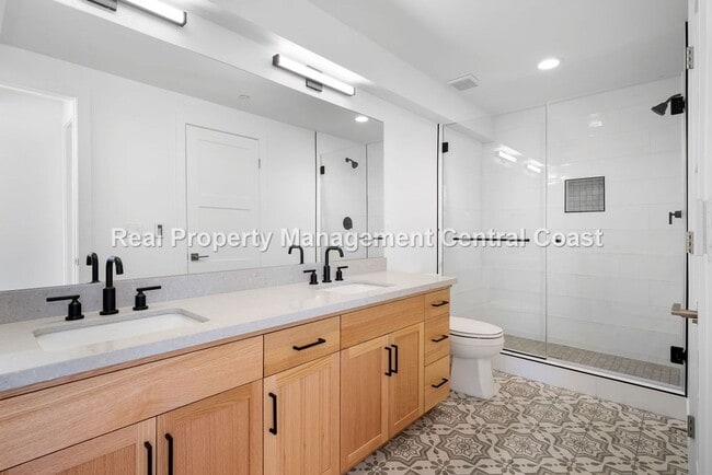 Building Photo - AVAILABLE OCTOBER  - Stunning Townhome in ...