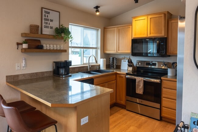 Cocina limpia y acogedora: grifo Delta nuevo y microondas Whirlpool. - 2805 W Dumont Dr