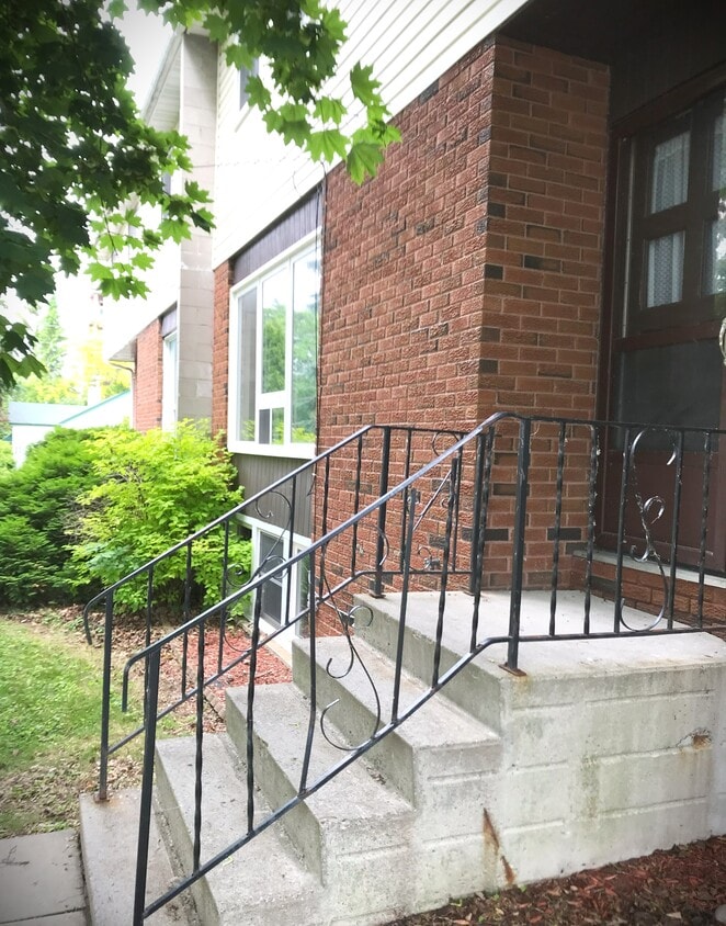Primary Photo - 162 Queen St
