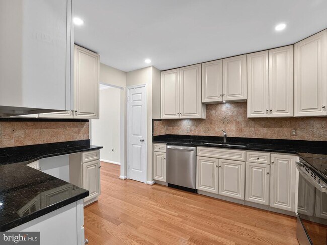 Foto del edificio - 7740 Bristol Square Ct