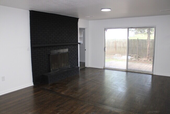Foto del edificio - Spacious 4 Bedroom, 3 Full Bath Home In In...