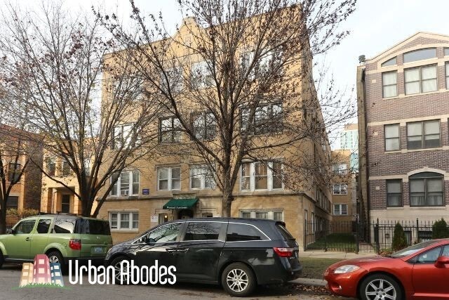 Building Photo - 812 W Waveland Ave