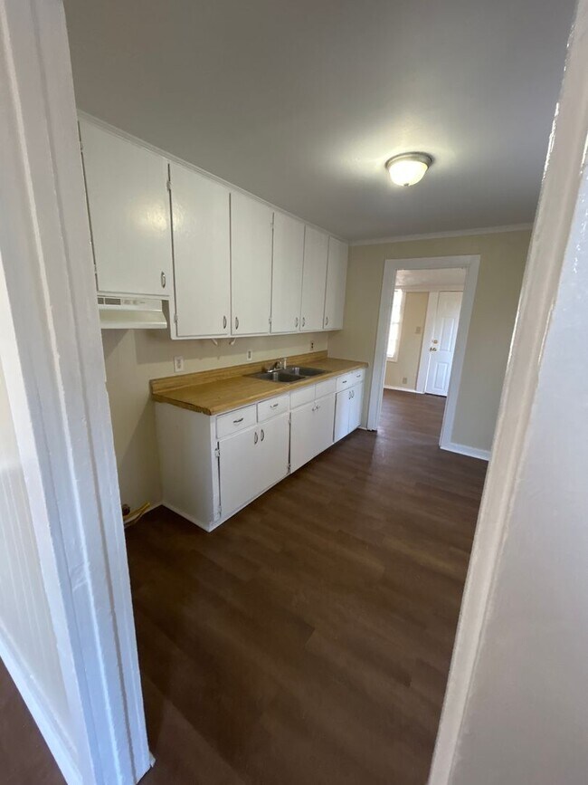 Building Photo - 3 Bedroom home central air and heat