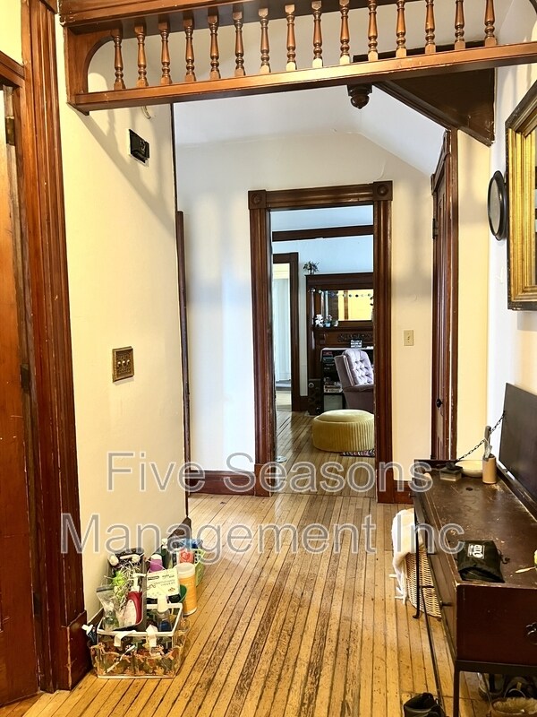 Building Photo - 122 Buell St