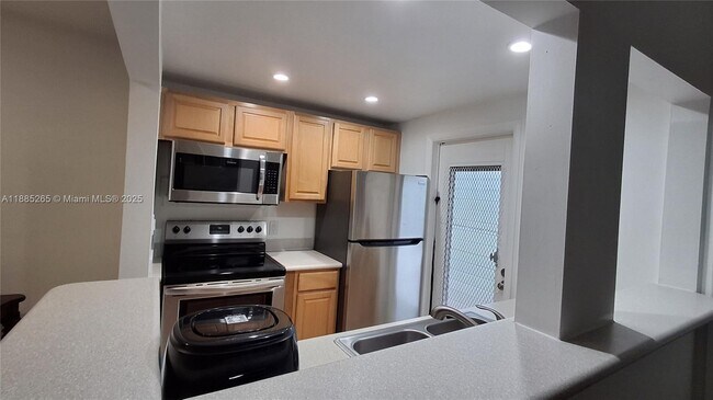 Foto del edificio - 5050 Bayview Dr