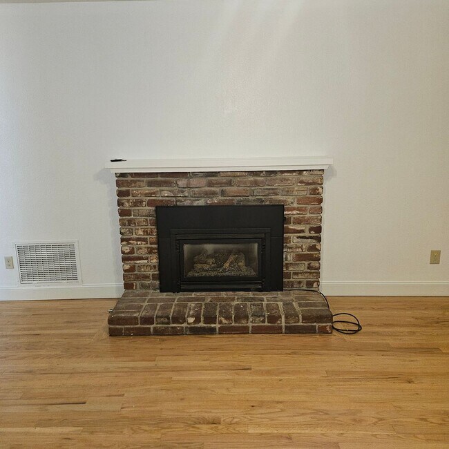 Building Photo - Charming 3 Bedroom Home with Sunroom
