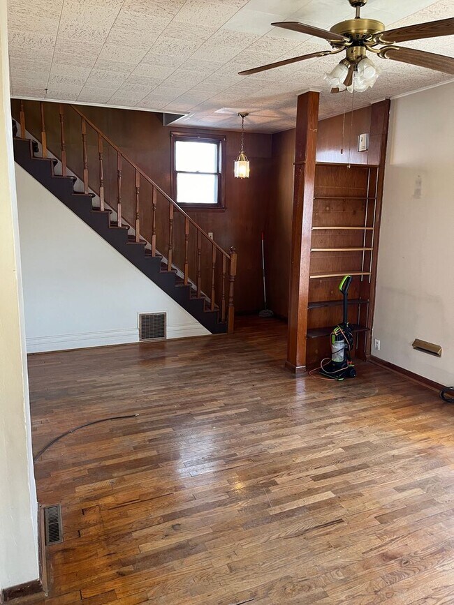 Building Photo - $1095 - 4 bed 2 bath - Single Family Home