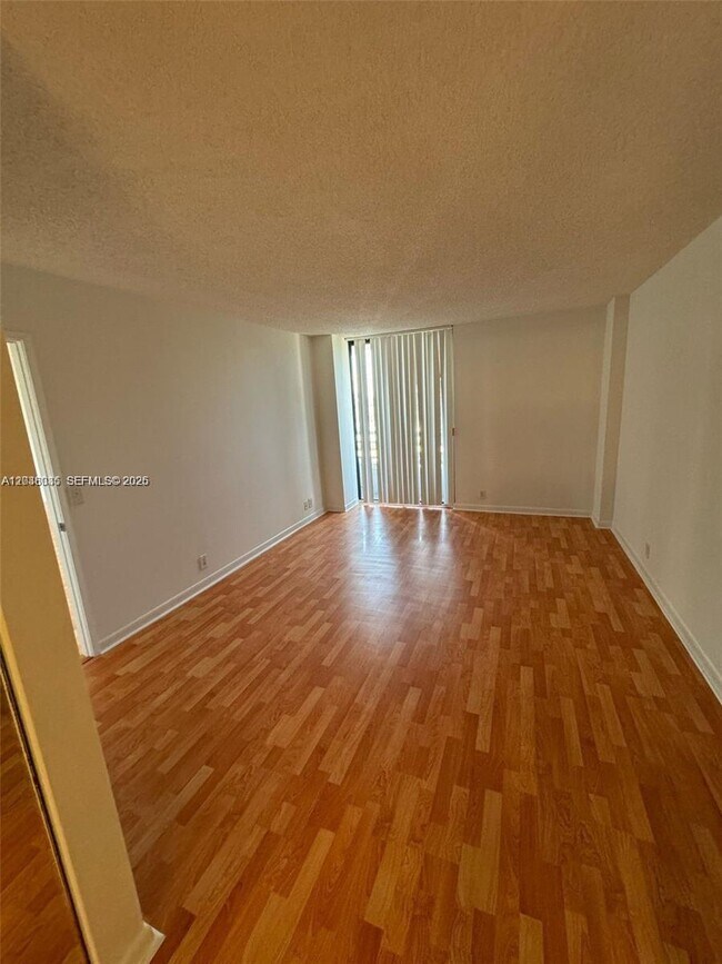 Foto del edificio - 3300 NE 191st St
