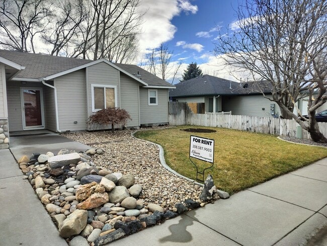 Building Photo - 1165 E 19th N St