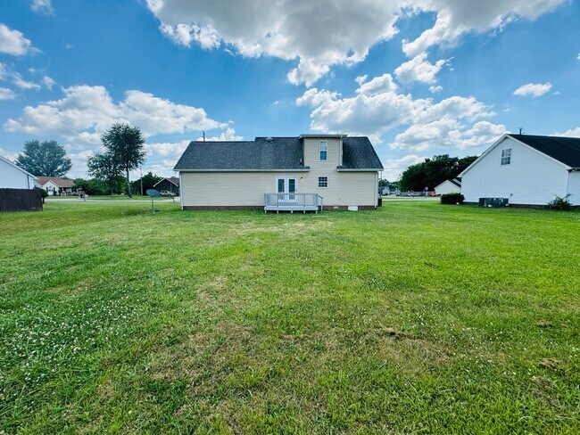 Building Photo - For Lease - 3 Bed, 2 Bath, 1400sqft Home i...