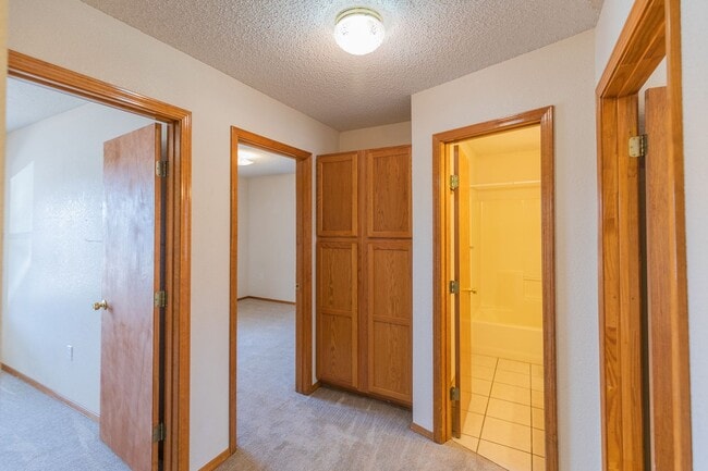 Building Photo - 3 Bedroom 2 Bath Home