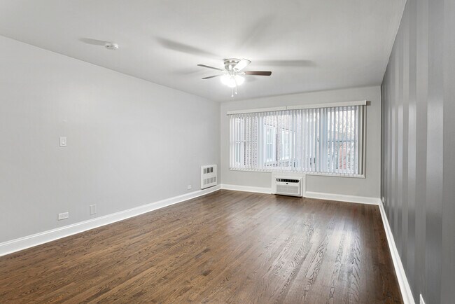 Foto del edificio - 7634 N Eastlake Terrace