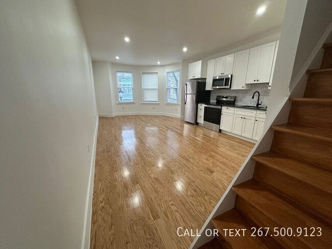 Building Photo - Large, Bi-level, newly renovated 2BR/2BA u...