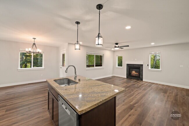 Building Photo - 1501 N Sunny Hill Cir