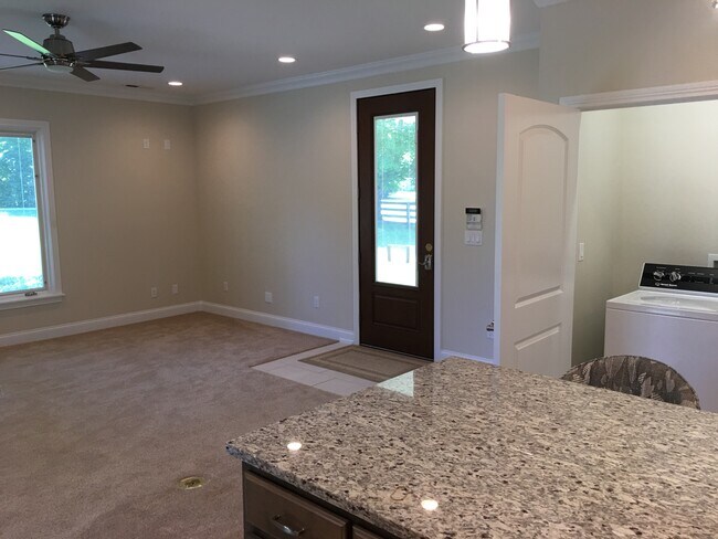 Foto del edificio - 2612 Tucker Station Rd