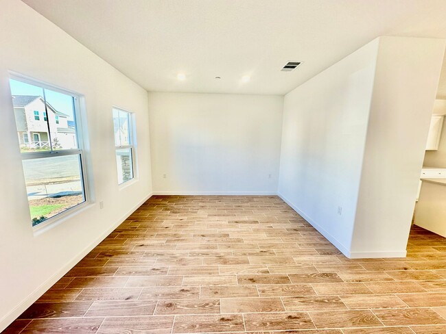 Foto del edificio - BRAND NEW 5 Bedroom Home In Riverstone Com...