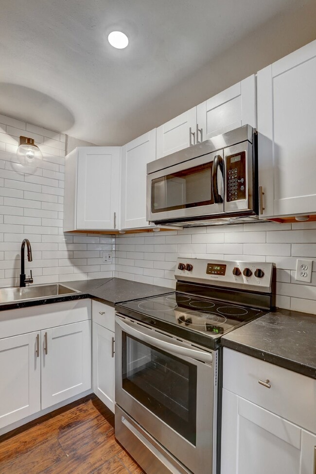 Building Photo - $1,295.95 - 1 Bed Updated Condo right by Cherry Creek Shopping Center!