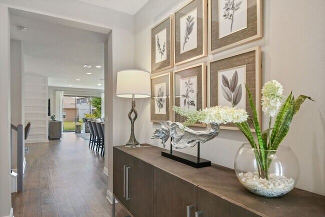 Foto del edificio - Luxurious 5/3.5 Stunning Home with a Generous Loft and a 2 Car Garage in the Highly Desired Hartw...