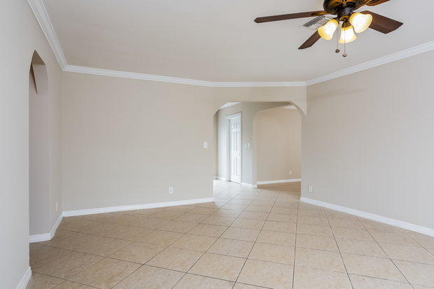 Building Photo - 6088 Oak Royal Dr