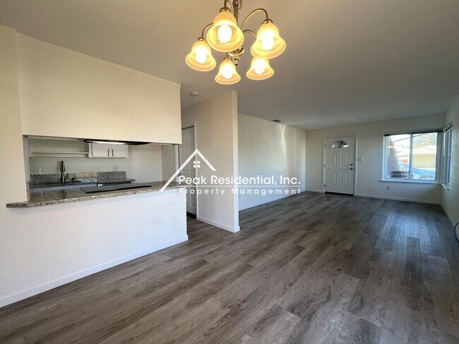 Foto del edificio - Updated 2bd/1ba Orangevale Duplex