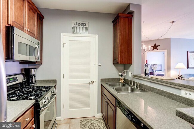 Foto del edificio - 21228 McFadden Sq